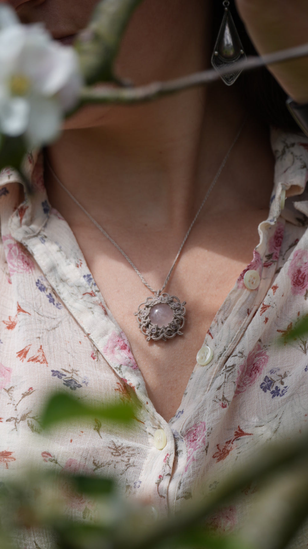 Médaillon quartz rose micro macramé dentelle - Coton & Astrance