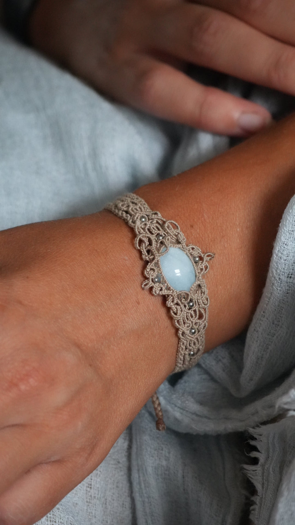 Bracelet aigue-marine en micro macramé – manchette fine fait main