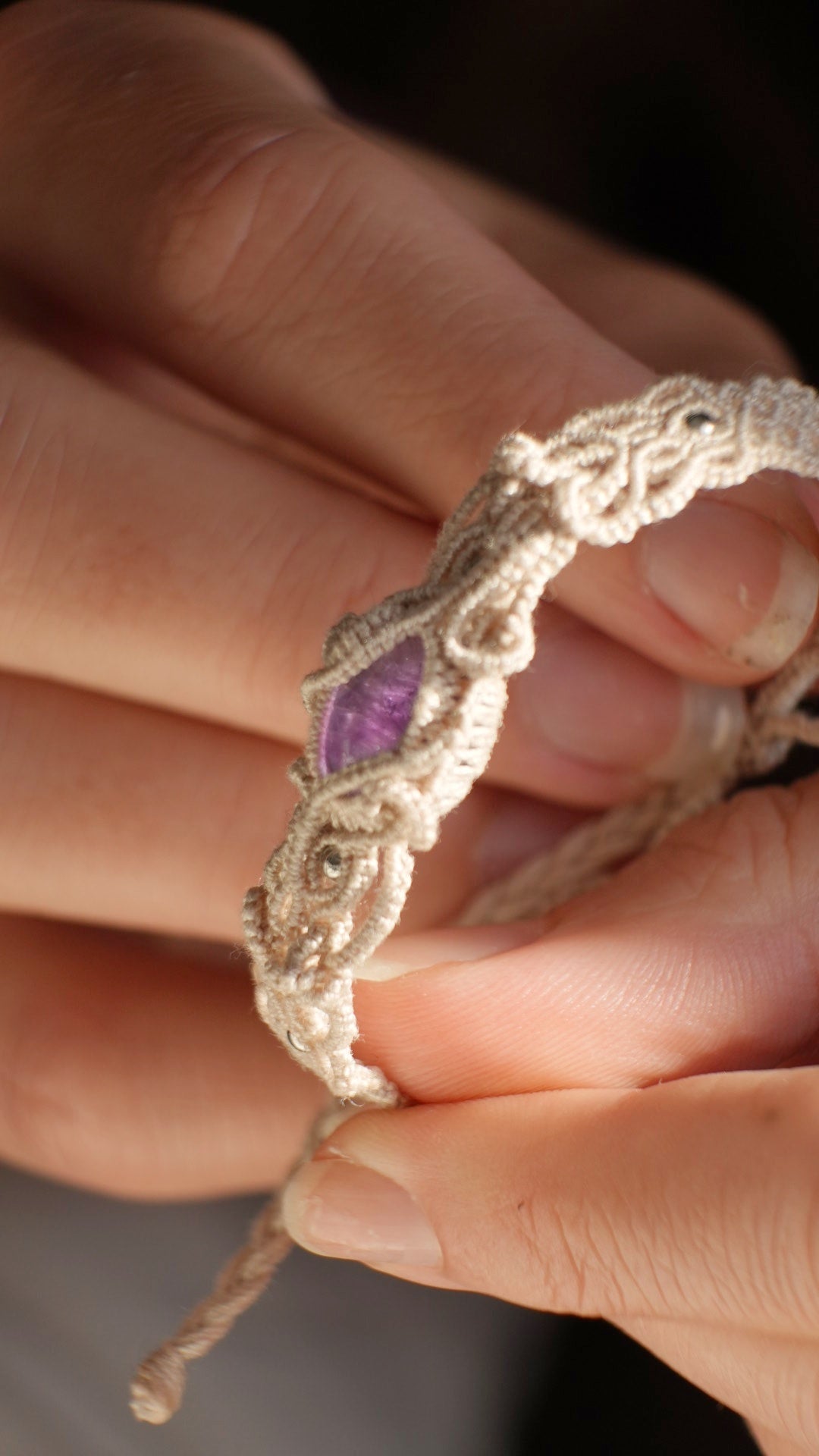 Bracelet asymétrique elfique en Améthyste et micro macramé - Coton & Astrance