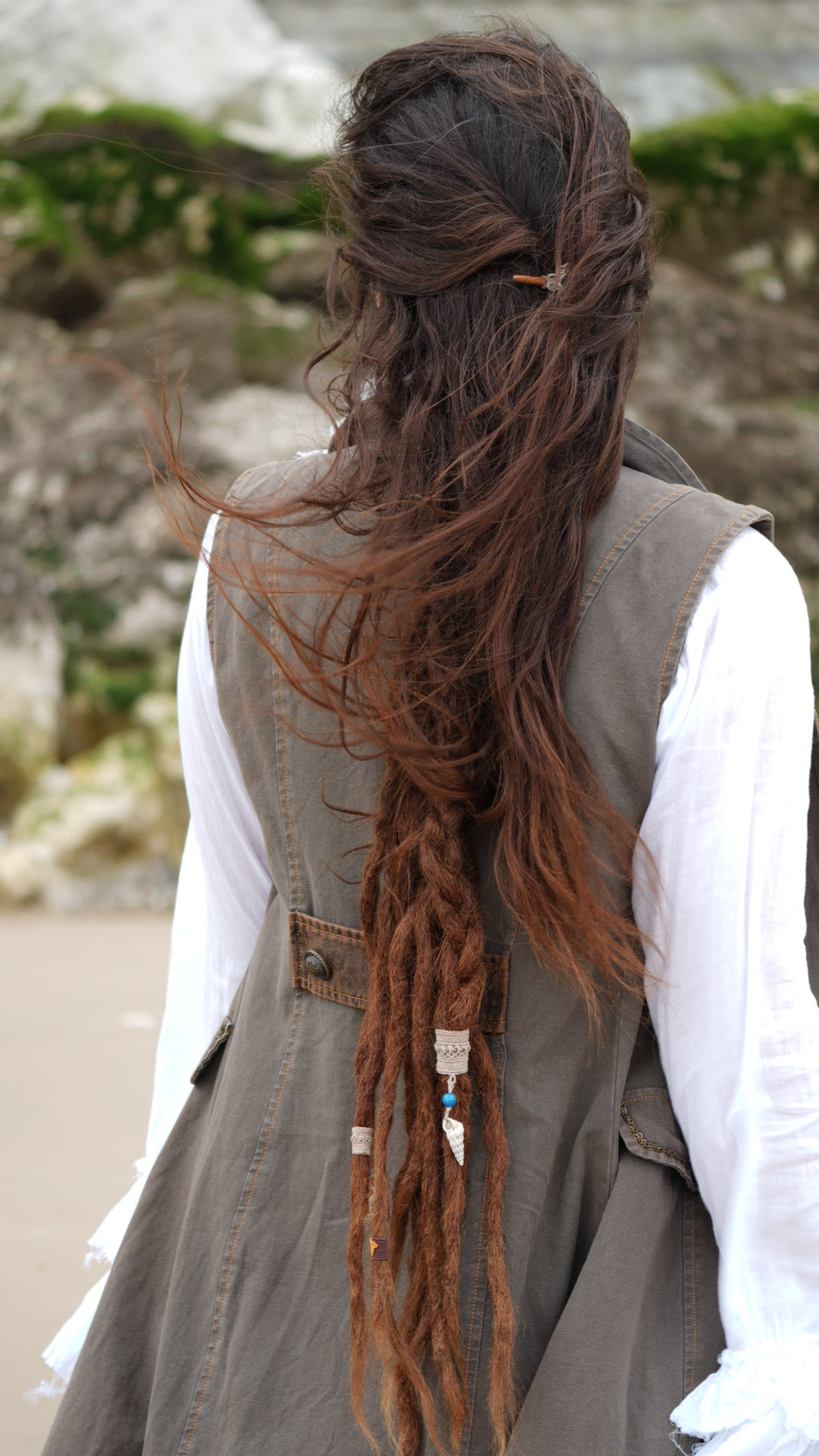 Perle de dreadlocks en micro macramé, fluorite et coquillage – bijou bohème