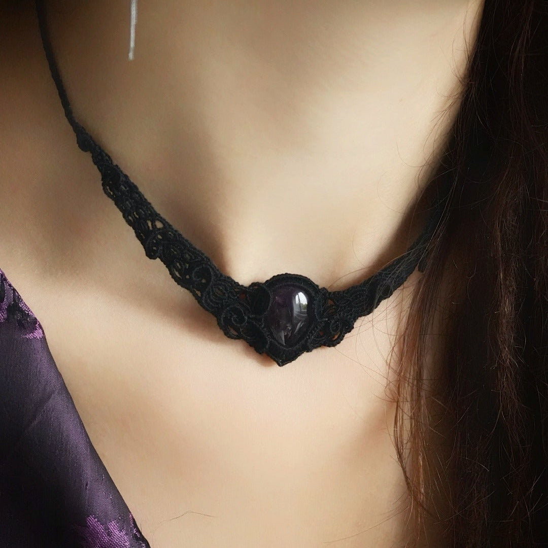 Collier ras-de-cou gothique en micro macramé et améthyste - Coton & Astrance