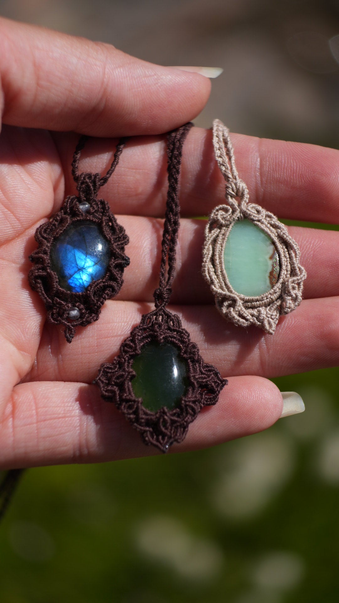 Pendentif jade vert naturel en micro macramé