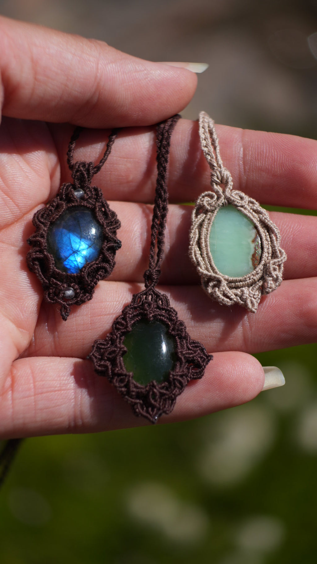 Pendentif jade vert naturel en micro macramé