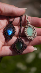 Pendentif jade vert naturel en micro macramé