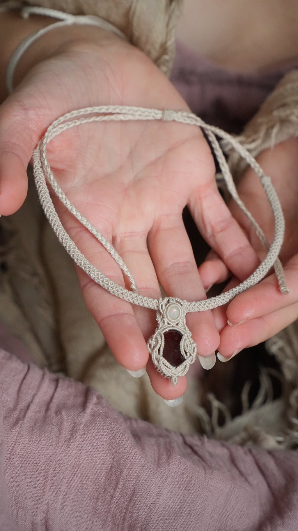 Collier micro macramé tubulaire grenat hessonite et opale éthiopienne