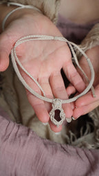 Collier micro macramé tubulaire grenat hessonite et opale éthiopienne