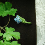 Broche Myosotis en micro macramé – Accessoire sac floral bohème elfique - Coton & Astrance