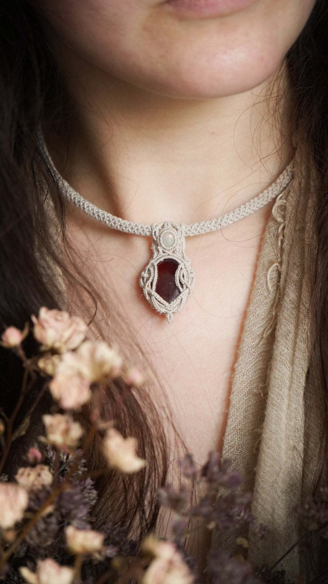 Collier micro macramé tubulaire grenat hessonite et opale éthiopienne