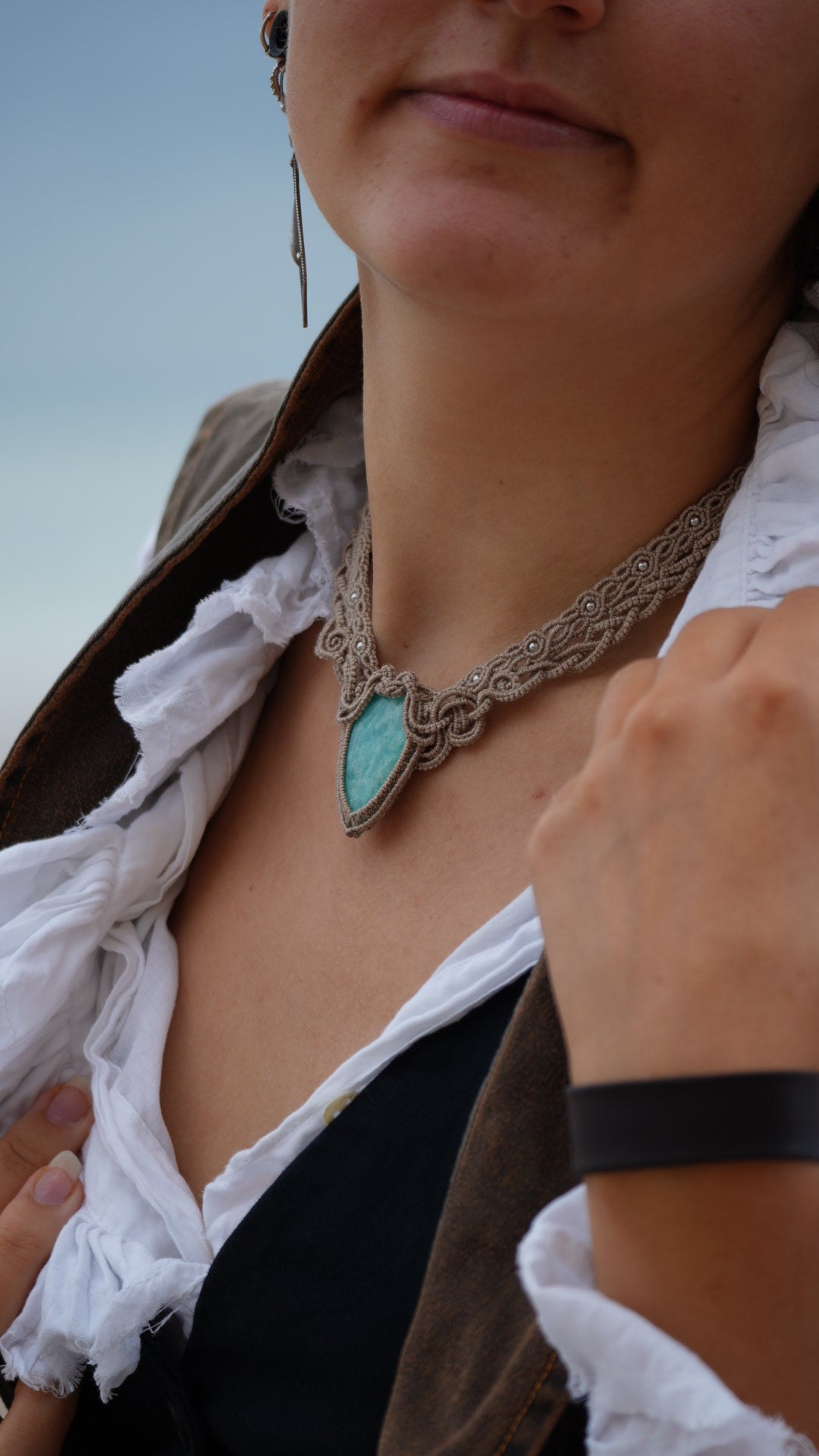 Collier plastron amazonite bleu turquoise en micro macramé