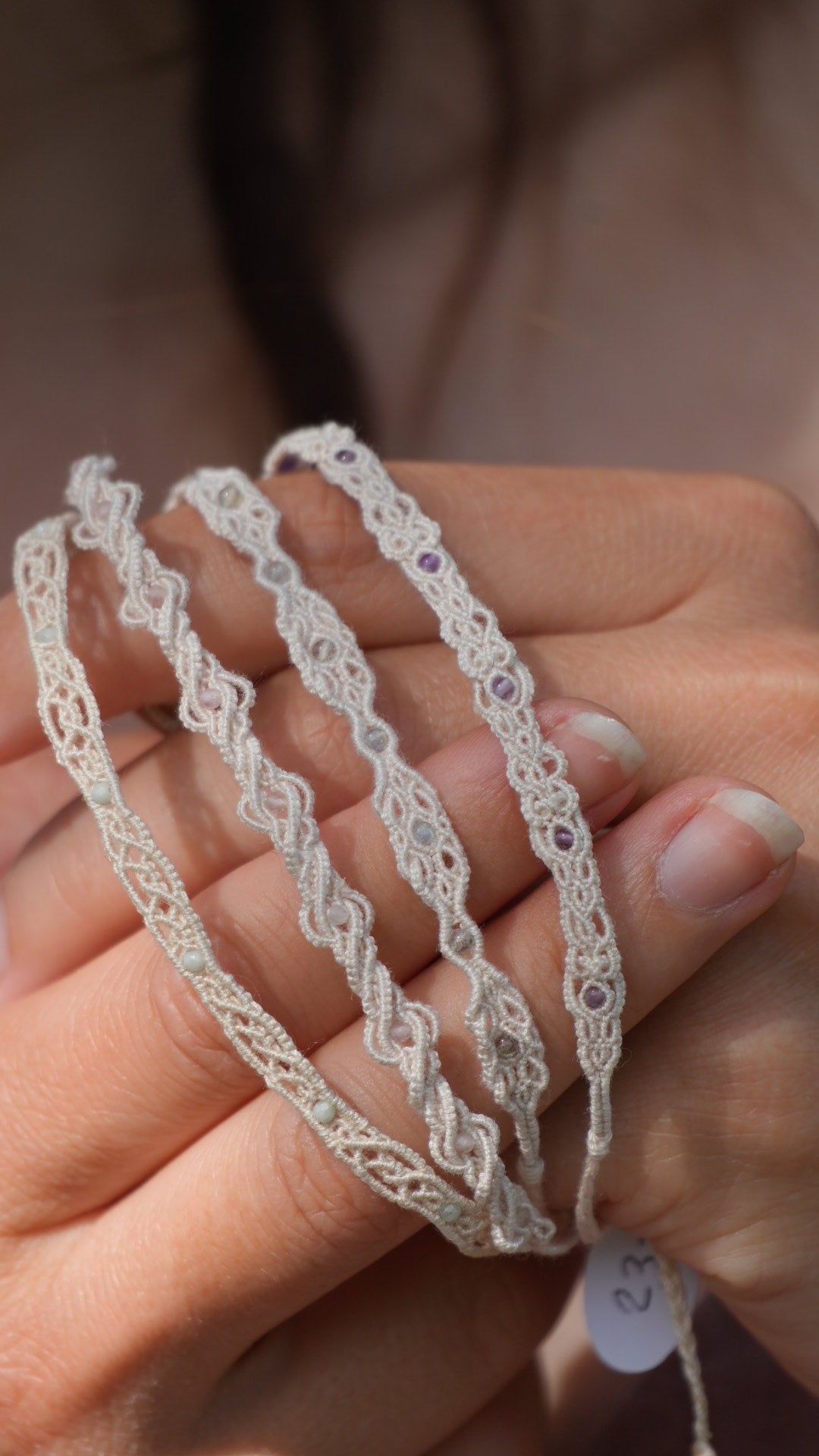 Bracelets minimalistes en micro macramé – quartz rose, améthyste, labradorite & verre bleu