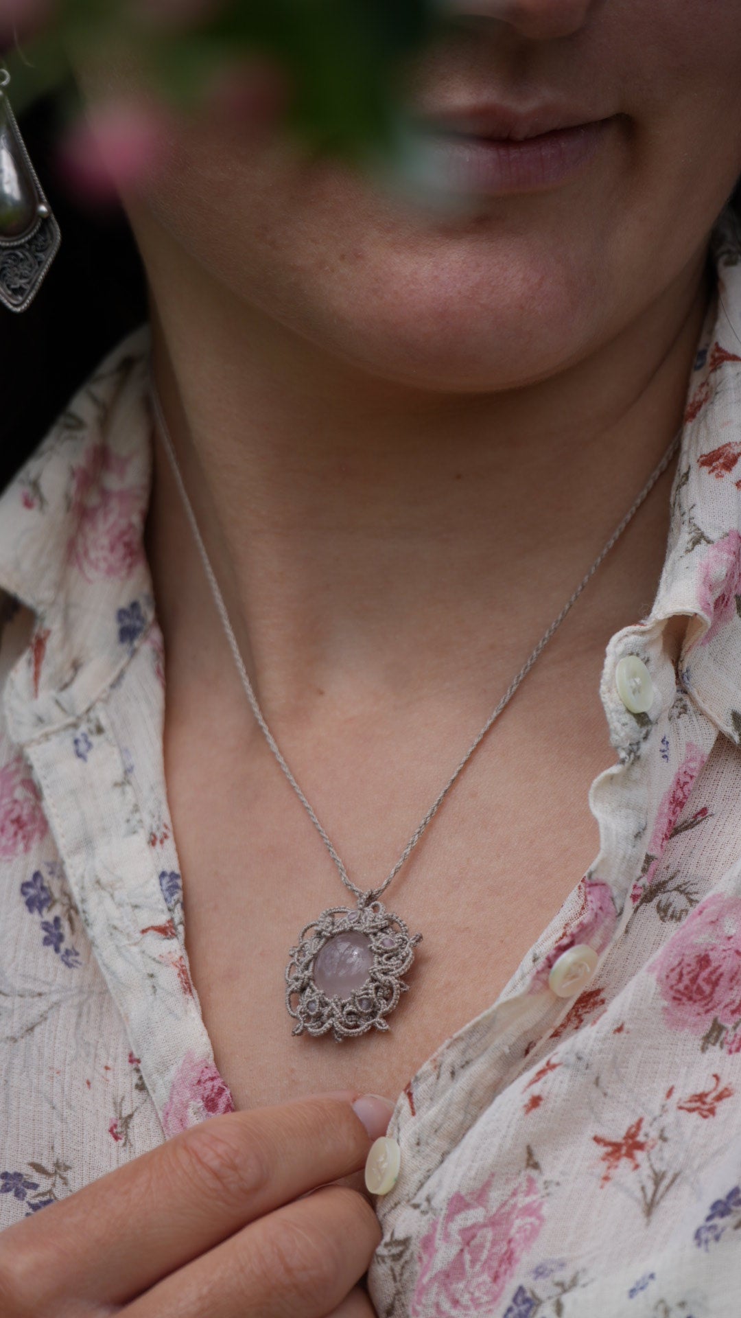 Médaillon quartz rose micro macramé dentelle - Coton & Astrance