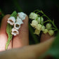 Broche Muguet micro macramé – Bijou floral fait main - Coton & Astrance