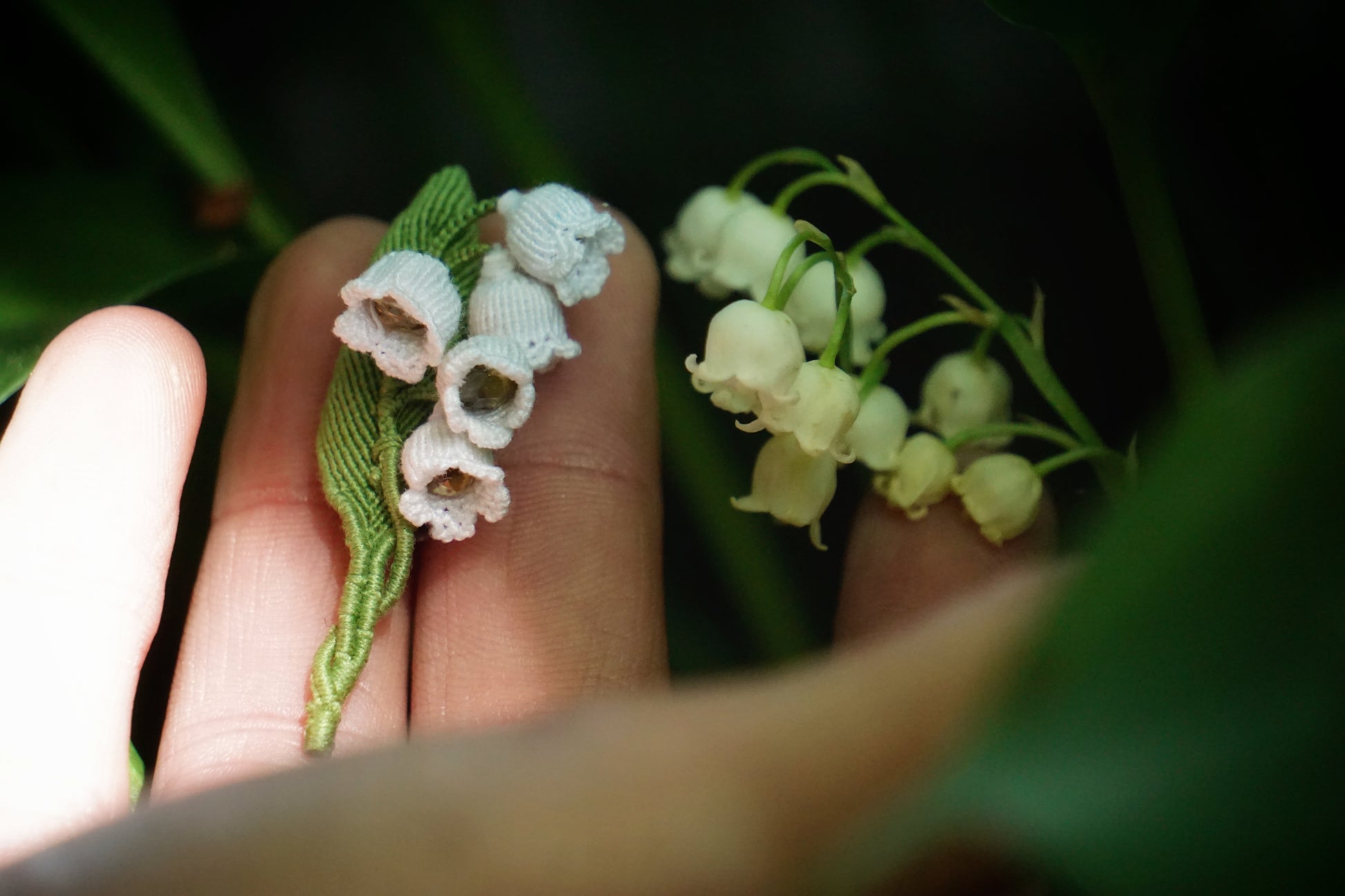 Broche Muguet micro macramé – Bijou floral fait main - Coton & Astrance