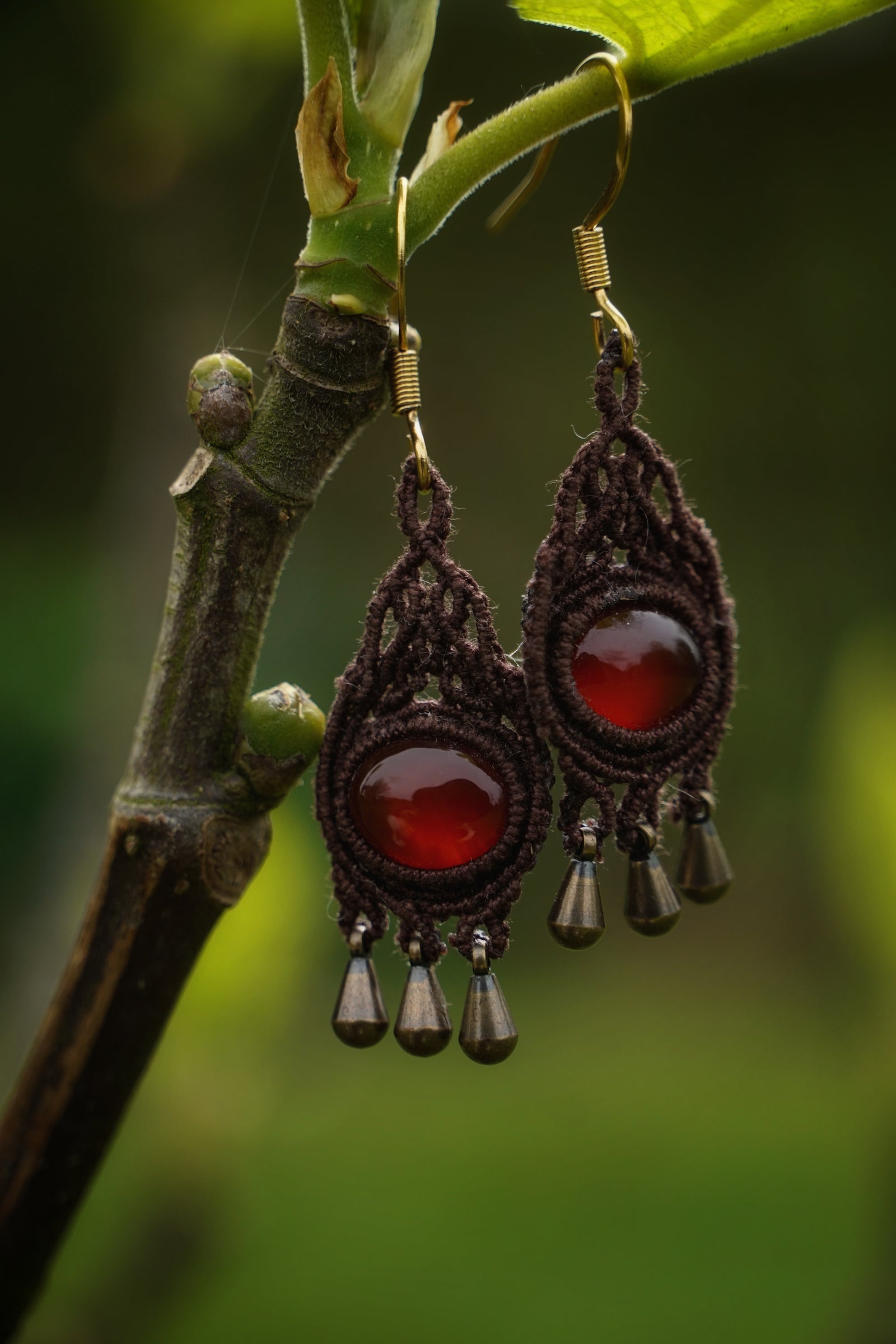 Boucles d’oreilles bohèmes en micro macramé marron et agate rouge cœur - Coton & Astrance