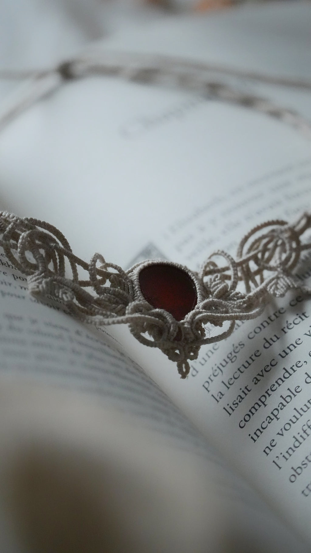 Collier elfique Art Nouveau en micro macramé et Grenat Hessonite