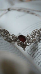 Collier elfique Art Nouveau en micro macramé et Grenat Hessonite
