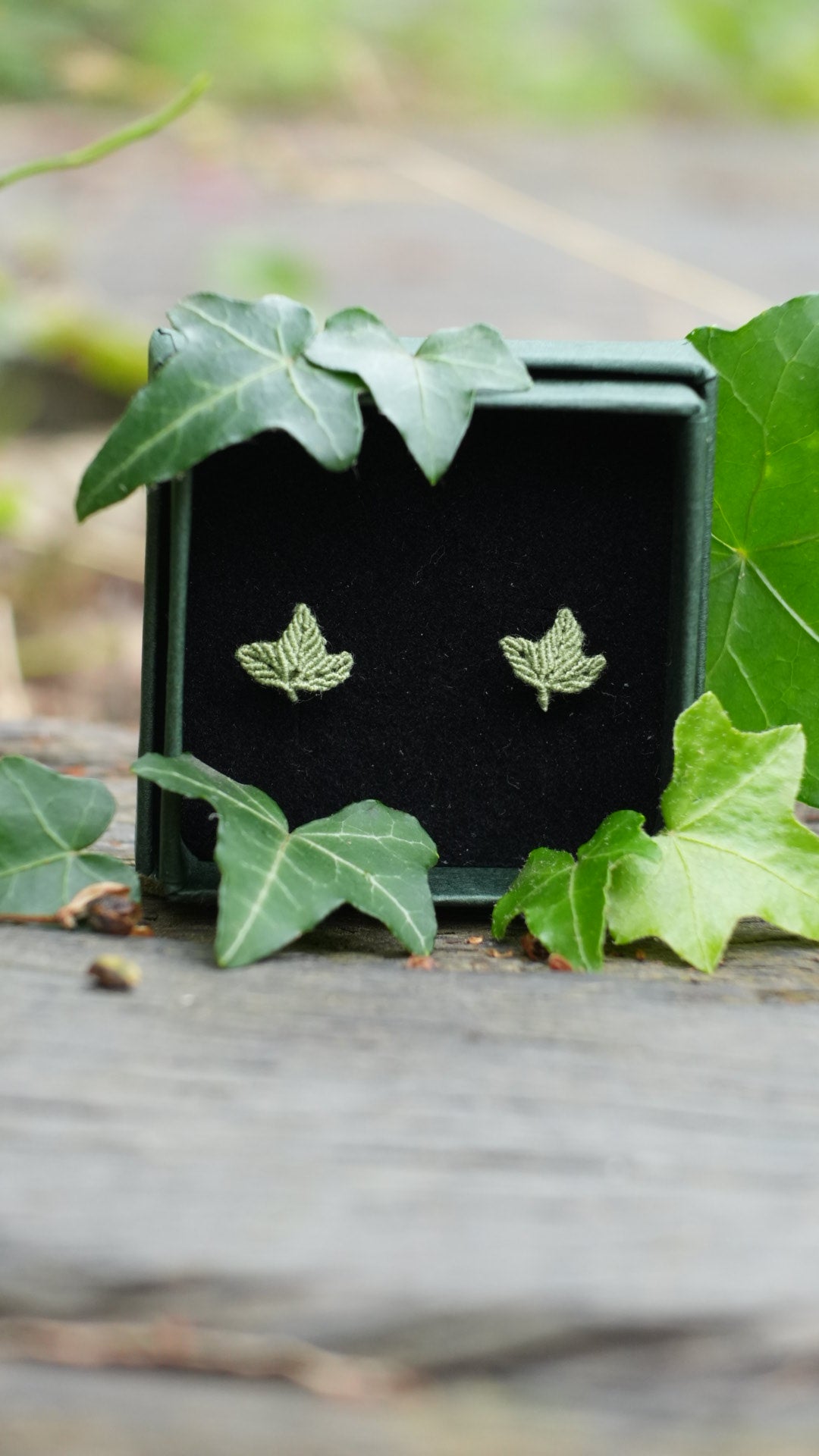 Puces d'oreilles feuille de lierre - plusieurs couleurs au choix