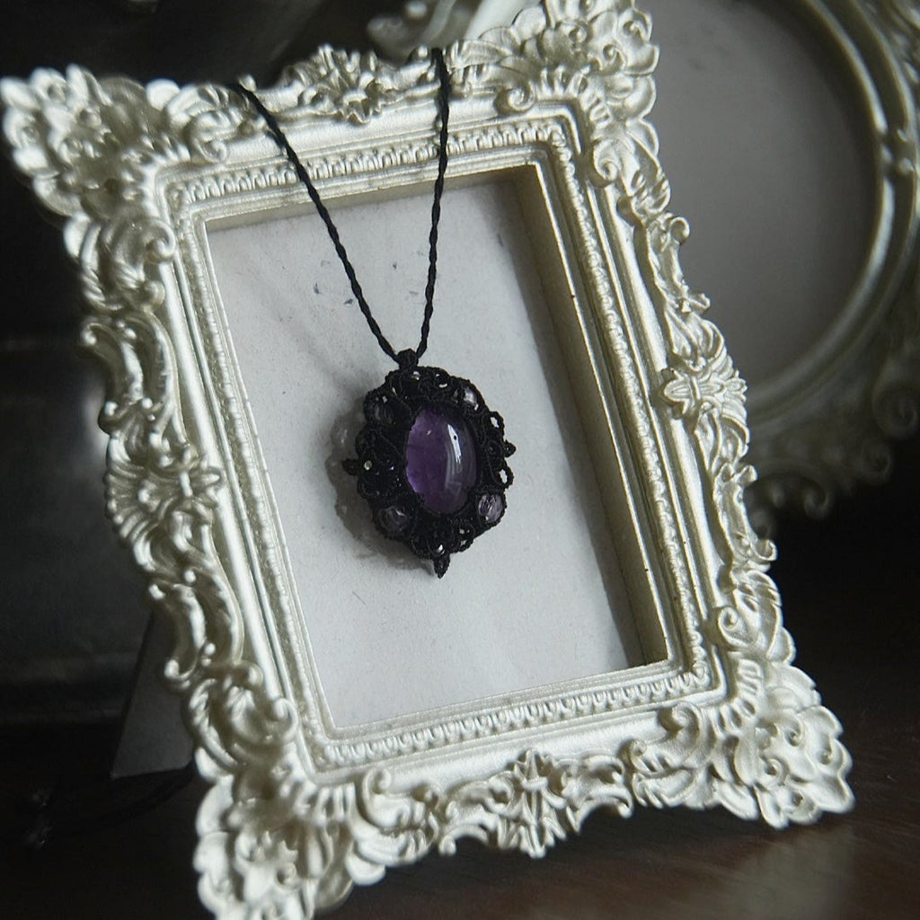 Collier médaillon gothique en micro macramé & améthyste violette - Coton & Astrance