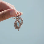 Boucles d'oreilles Trésors d'Ecume composée d'une Larimar bleu ciel ovales, mini Perles rondes en acier inoxydable argenté pour le côté luxe et précieux. Dormeuses en acier inoxydable pour un port assuré. Fil de Coton couleur lin naturel (beige gris) de 0, 5 mm tissé en micro-macramé en relief version celtique. Bijoux tenus en vertical avec fond bleu ciel marin et plage. Ambiance sirène, plage et tropiques, bohème et hippie. Parfait pour les tenues mariage et festivals. 