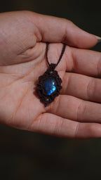 Pendentif labradorite bleue en micro macramé – bijou celtique artisanal
