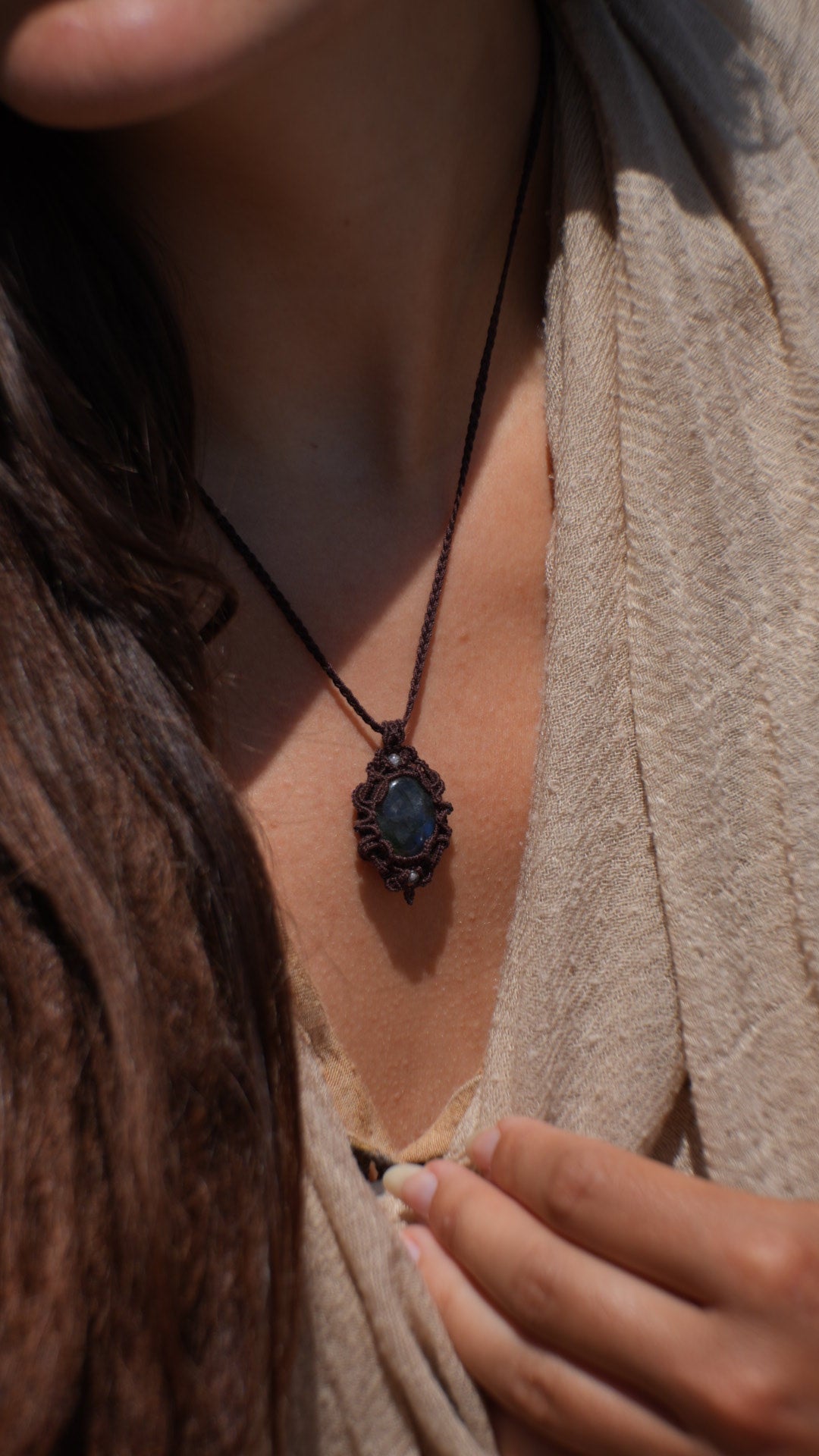 Pendentif labradorite bleue en micro macramé – bijou celtique artisanal