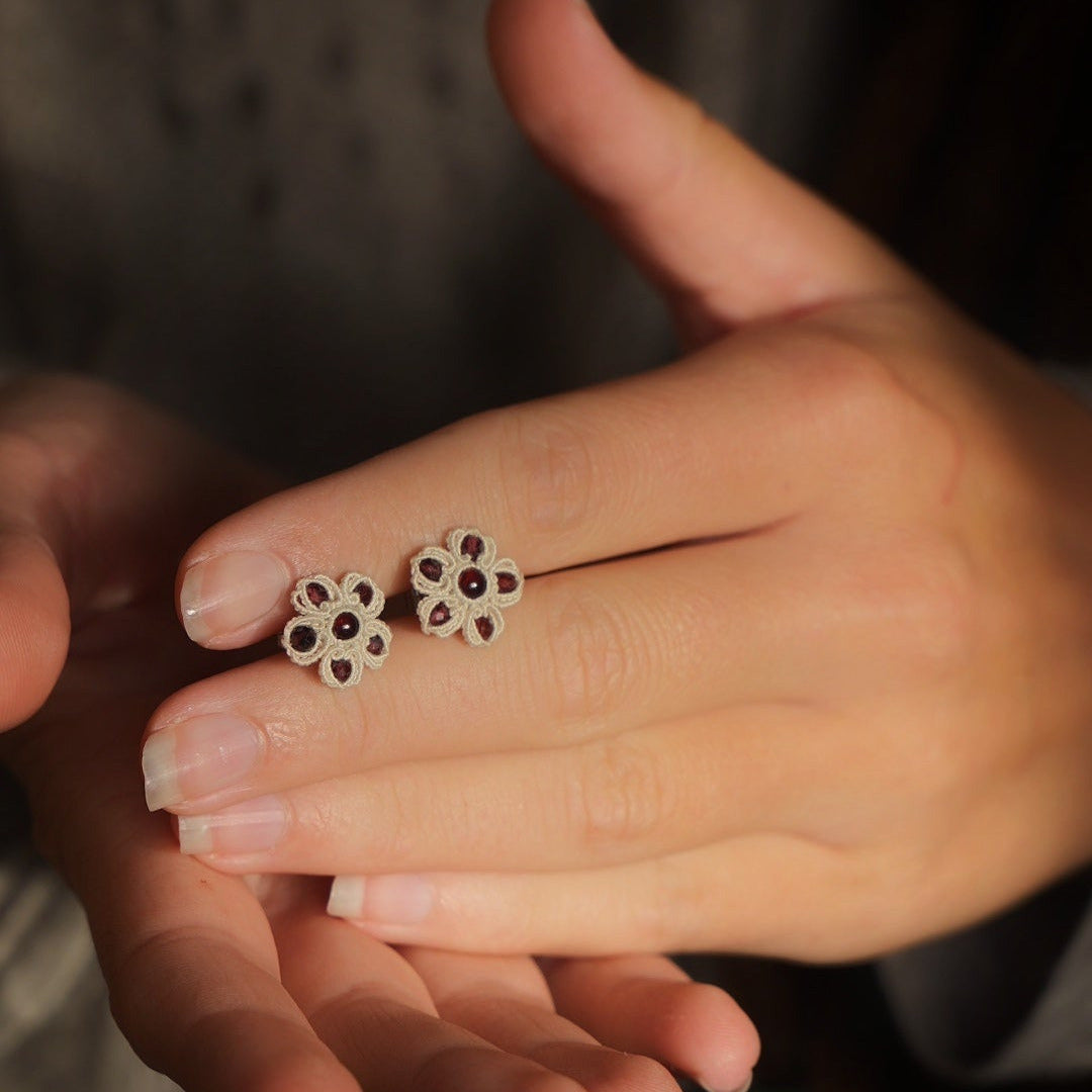 Puces d’oreilles florales en grenat rouge et micro macramé