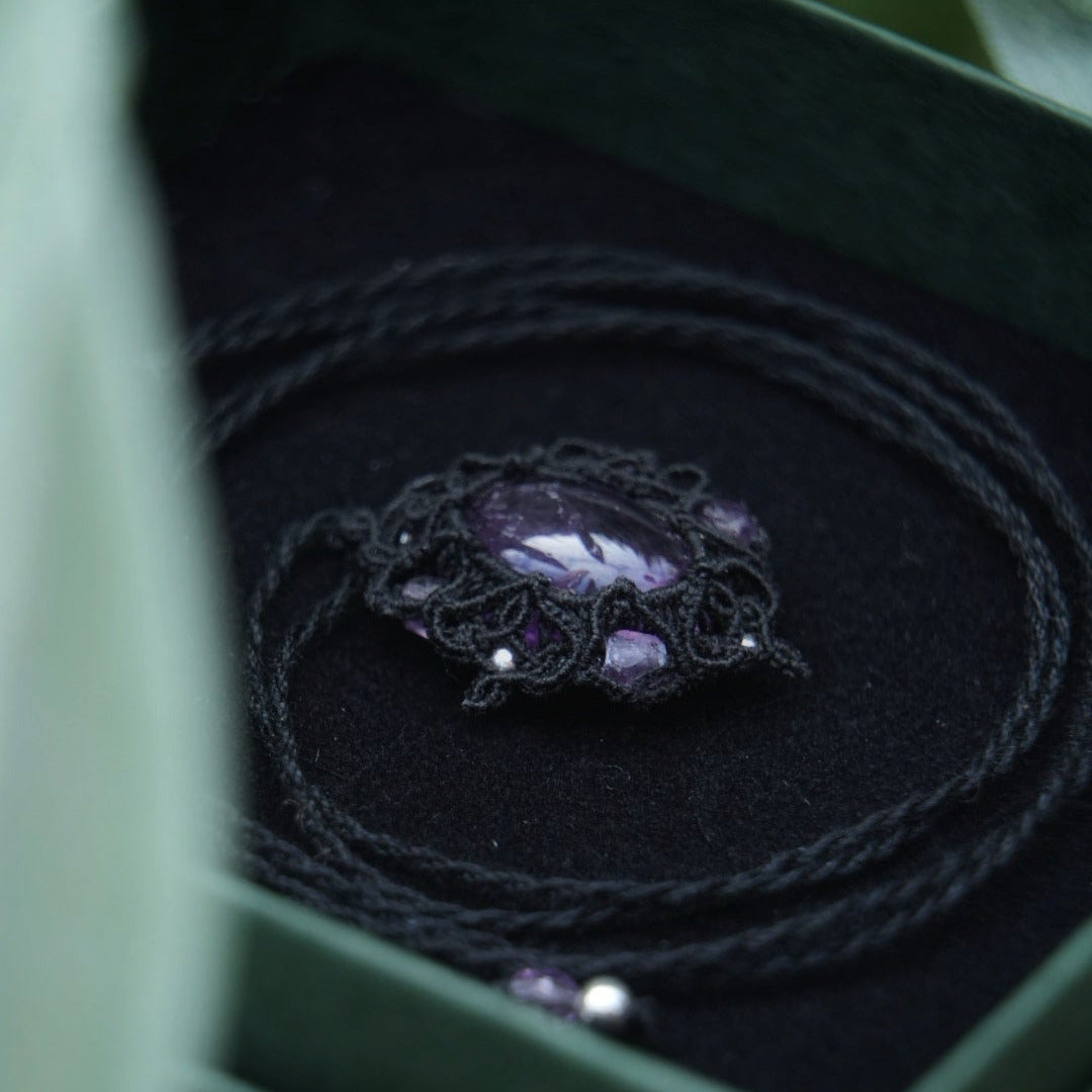 Collier médaillon gothique en micro macramé & améthyste violette - Coton & Astrance