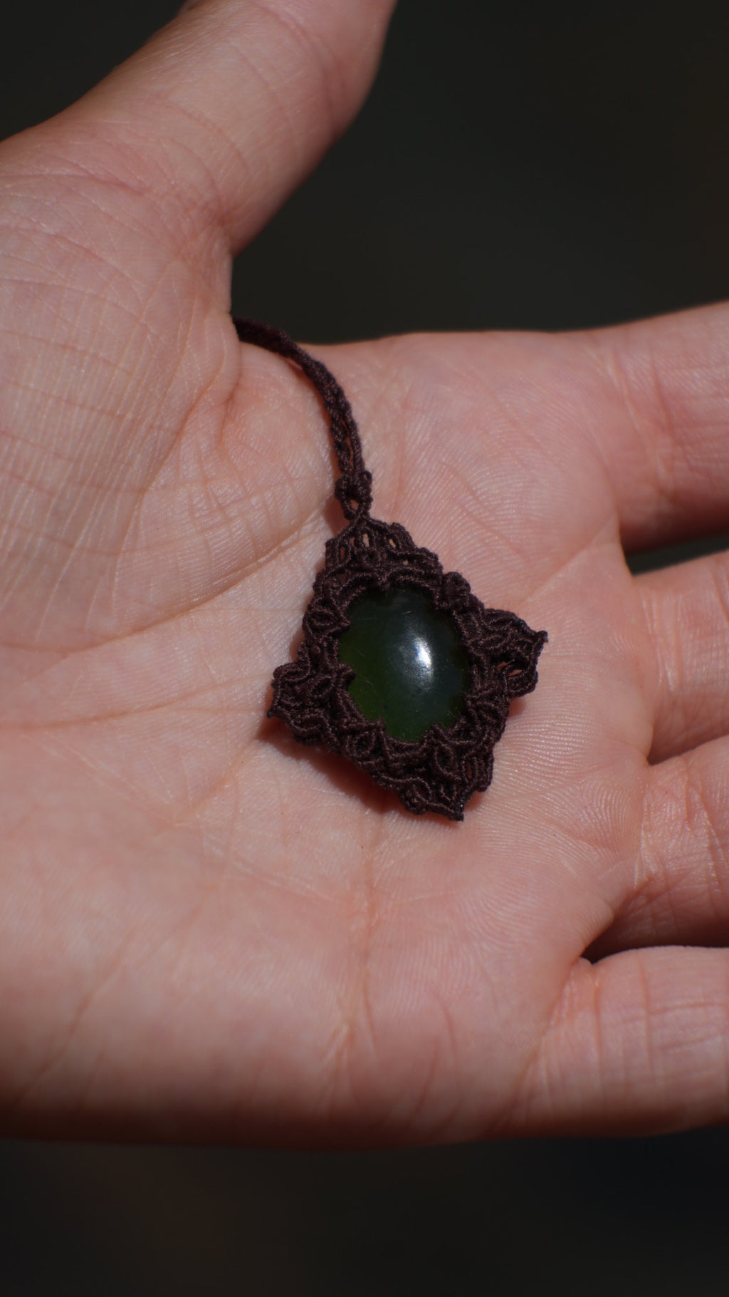 Pendentif jade vert naturel en micro macramé