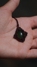Pendentif jade vert naturel en micro macramé