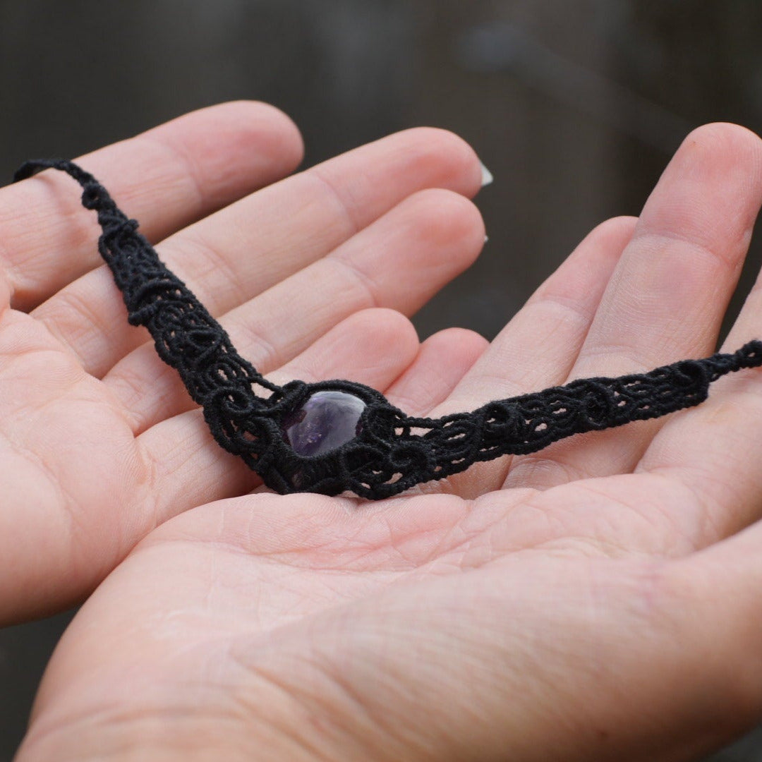 Collier ras-de-cou gothique en micro macramé et améthyste - Coton & Astrance