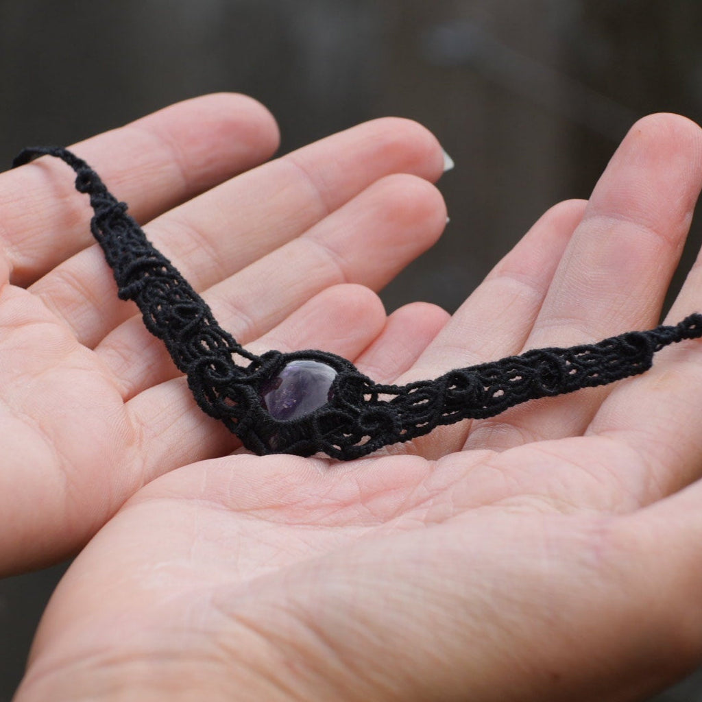 Collier ras-de-cou gothique en micro macramé et améthyste - Coton & Astrance