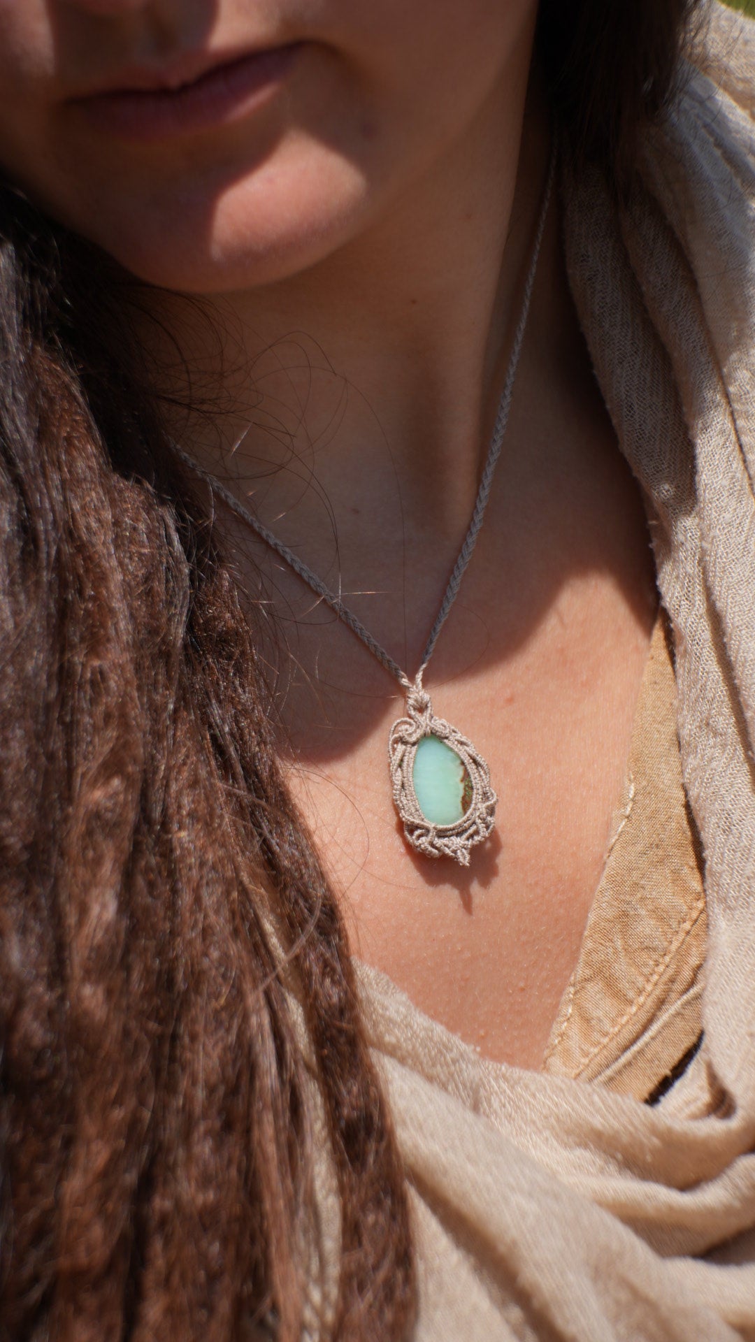 Pendentif chrysoprase naturelle en micro macramé, bijou pastel