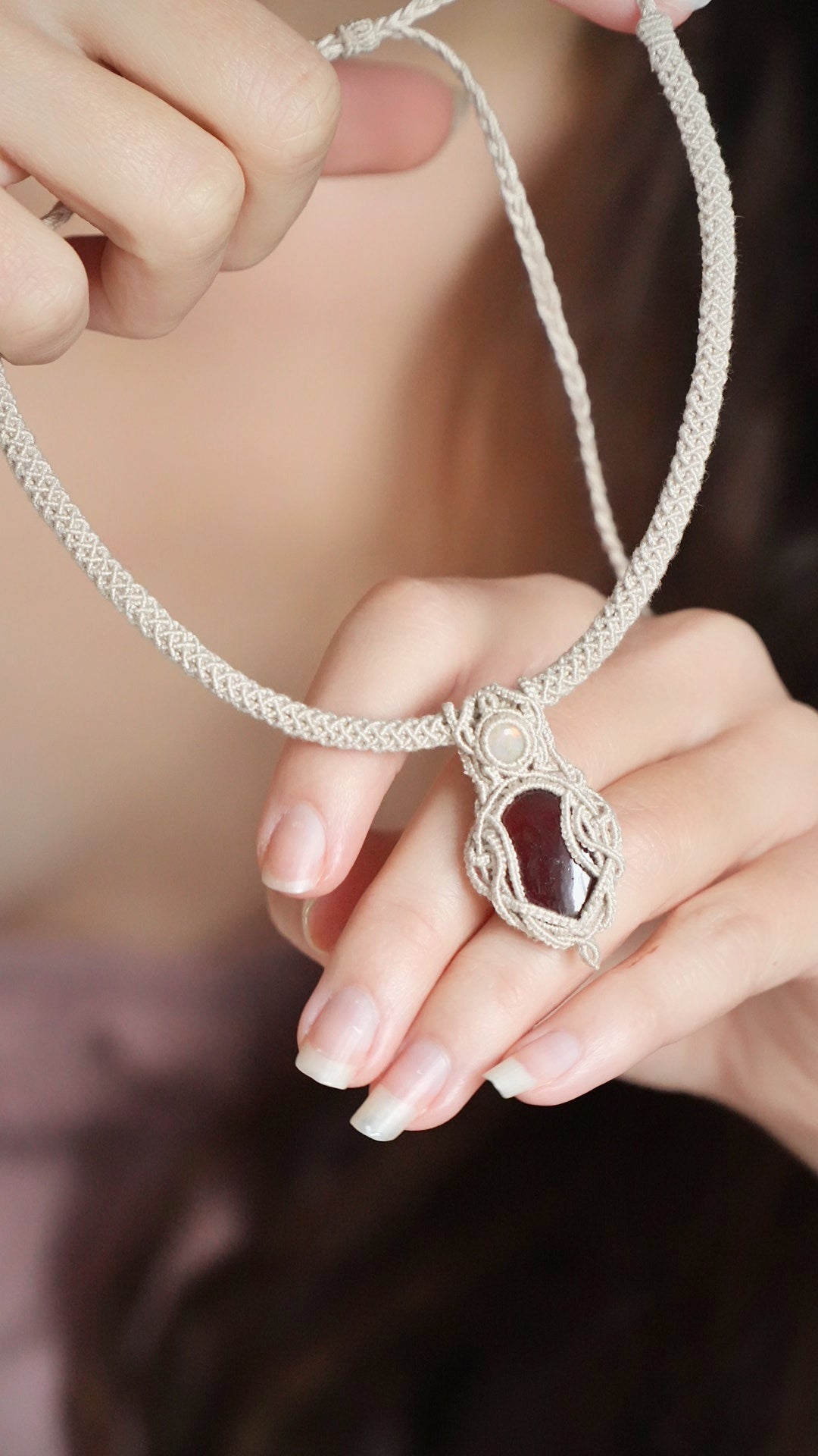 Collier micro macramé tubulaire grenat hessonite et opale éthiopienne