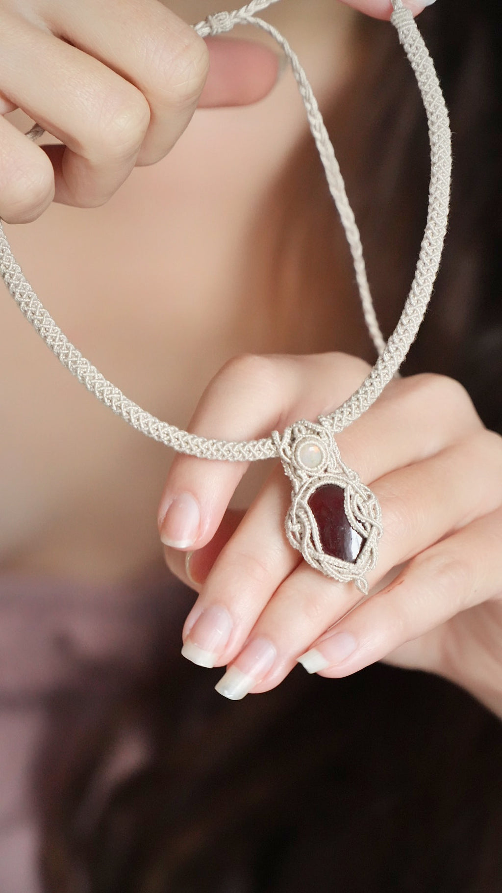 Collier micro macramé tubulaire grenat hessonite et opale éthiopienne