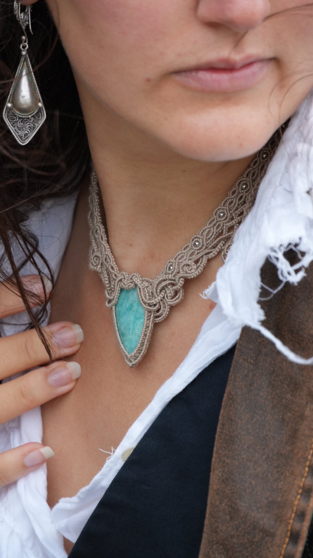 Collier plastron amazonite bleu turquoise en micro macramé