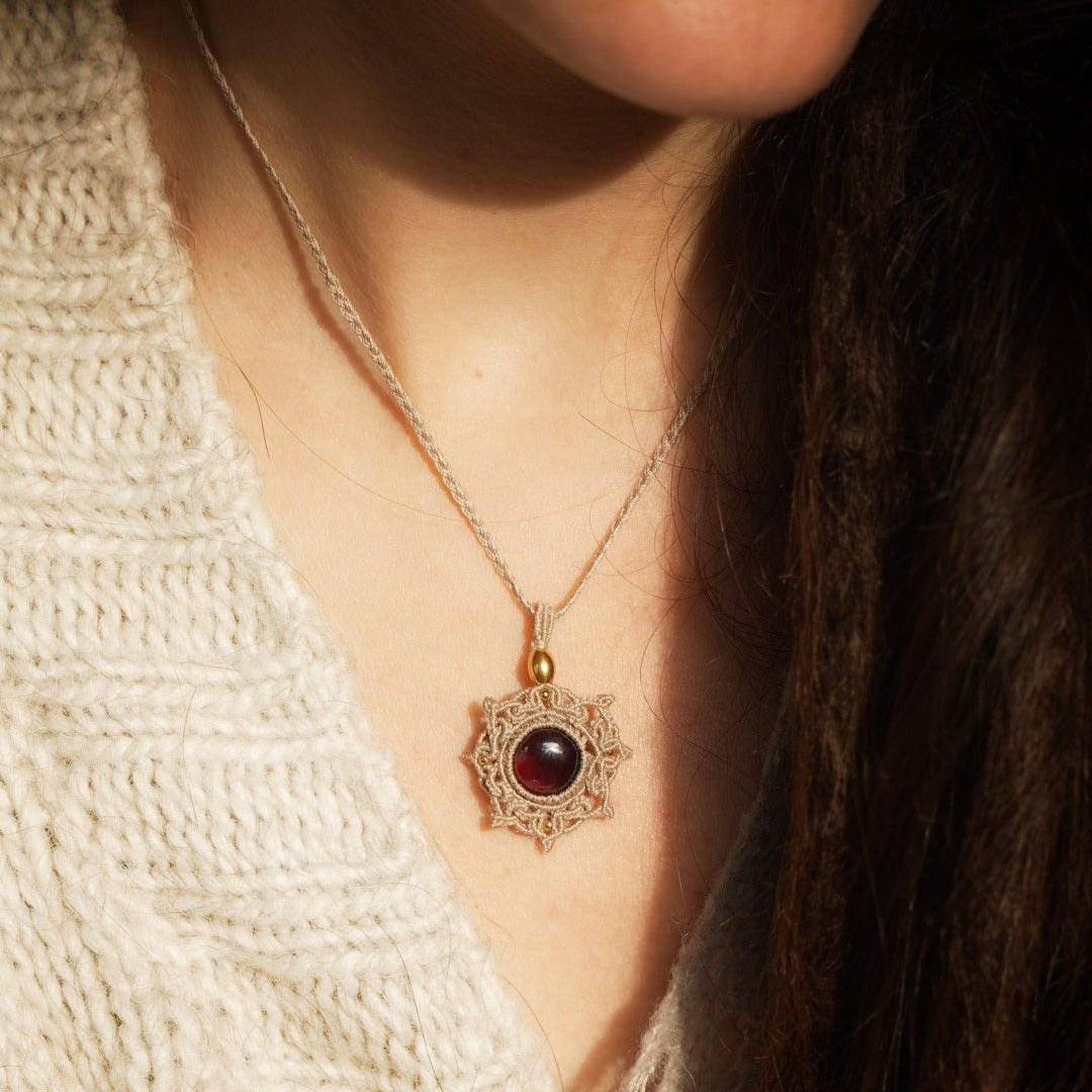 Collier Médaillon en micro macramé et grenat rouge