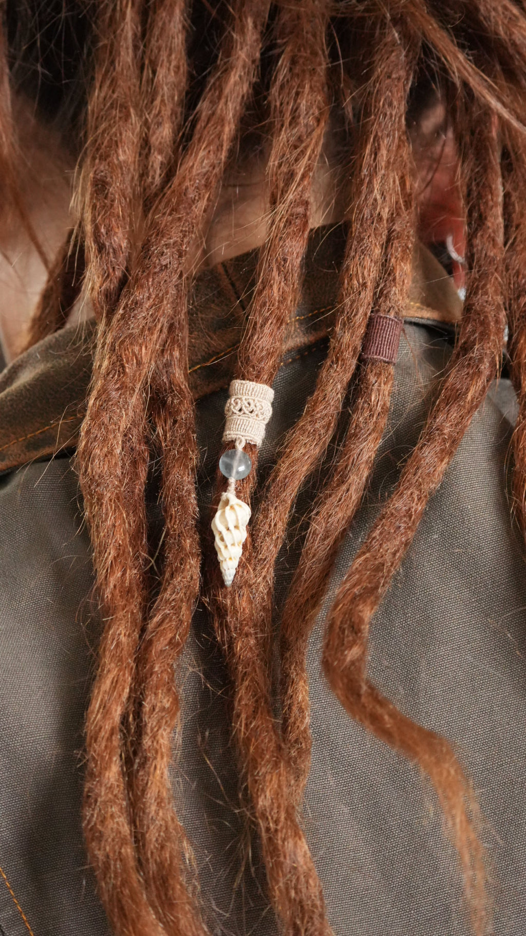 Perle de dreadlocks en micro macramé, fluorite et coquillage – bijou bohème