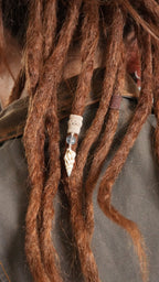 Perle de dreadlocks en micro macramé, fluorite et coquillage – bijou bohème