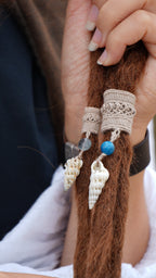 Perle de dreadlocks en micro macramé, fluorite et coquillage – bijou bohème