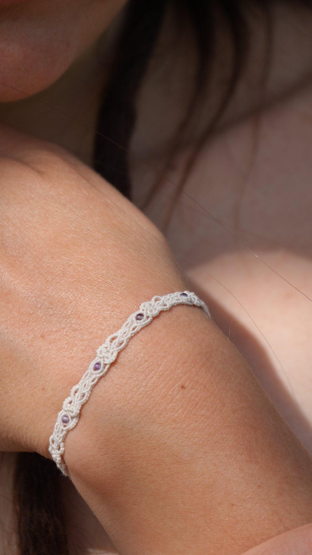 Bracelets minimalistes en micro macramé – quartz rose, améthyste, labradorite & verre bleu