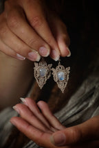 Boucles elfiques labradorite blanche – bijou bohème mariage féérique - Coton & Astrance