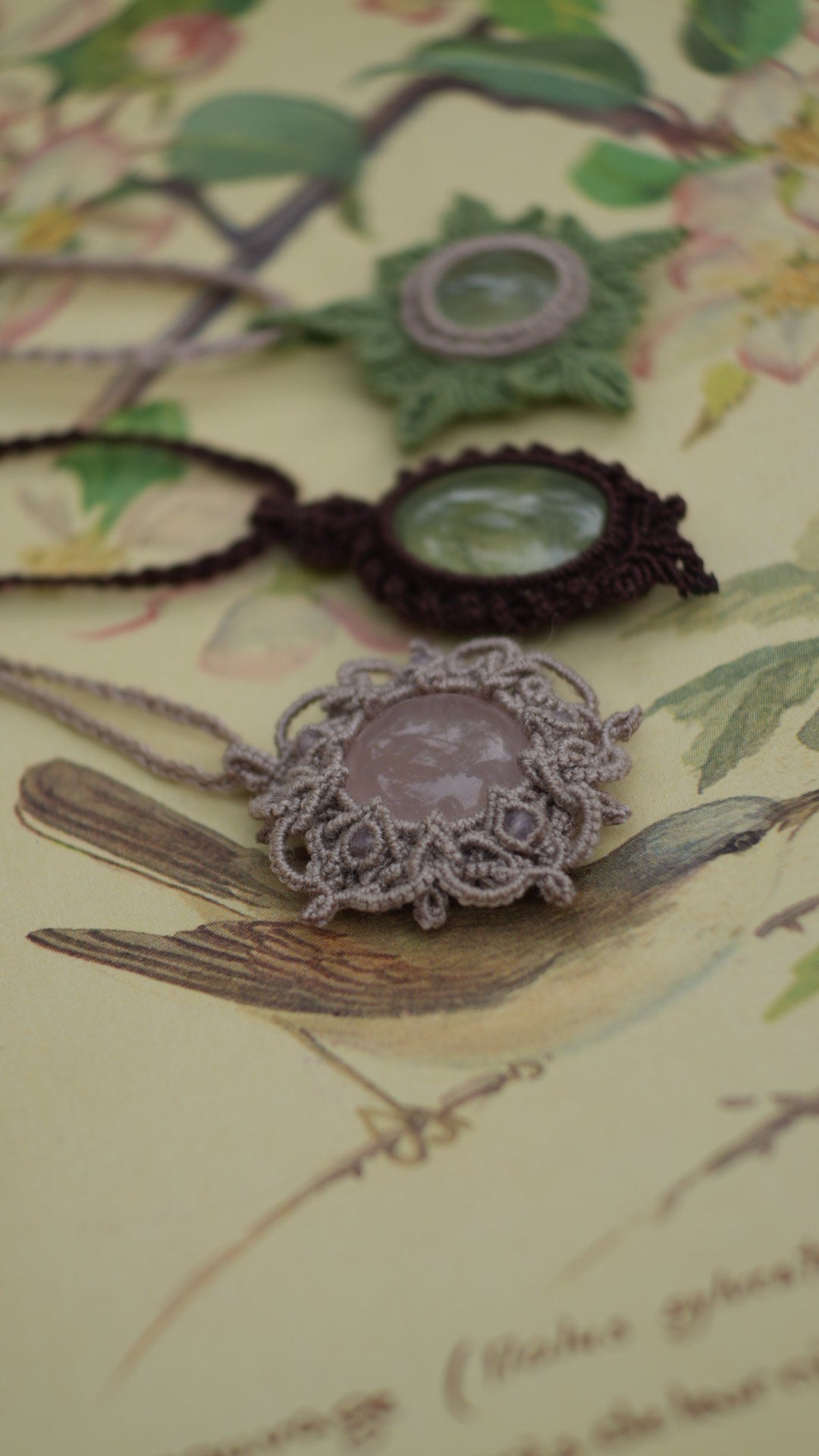 Médaillon quartz rose micro macramé dentelle - Coton & Astrance