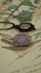 Médaillon quartz rose micro macramé dentelle - Coton & Astrance