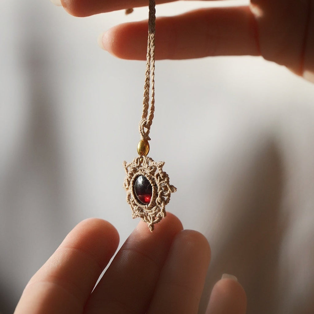 Collier Médaillon en micro macramé et grenat rouge