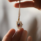 Collier Médaillon en micro macramé et grenat rouge