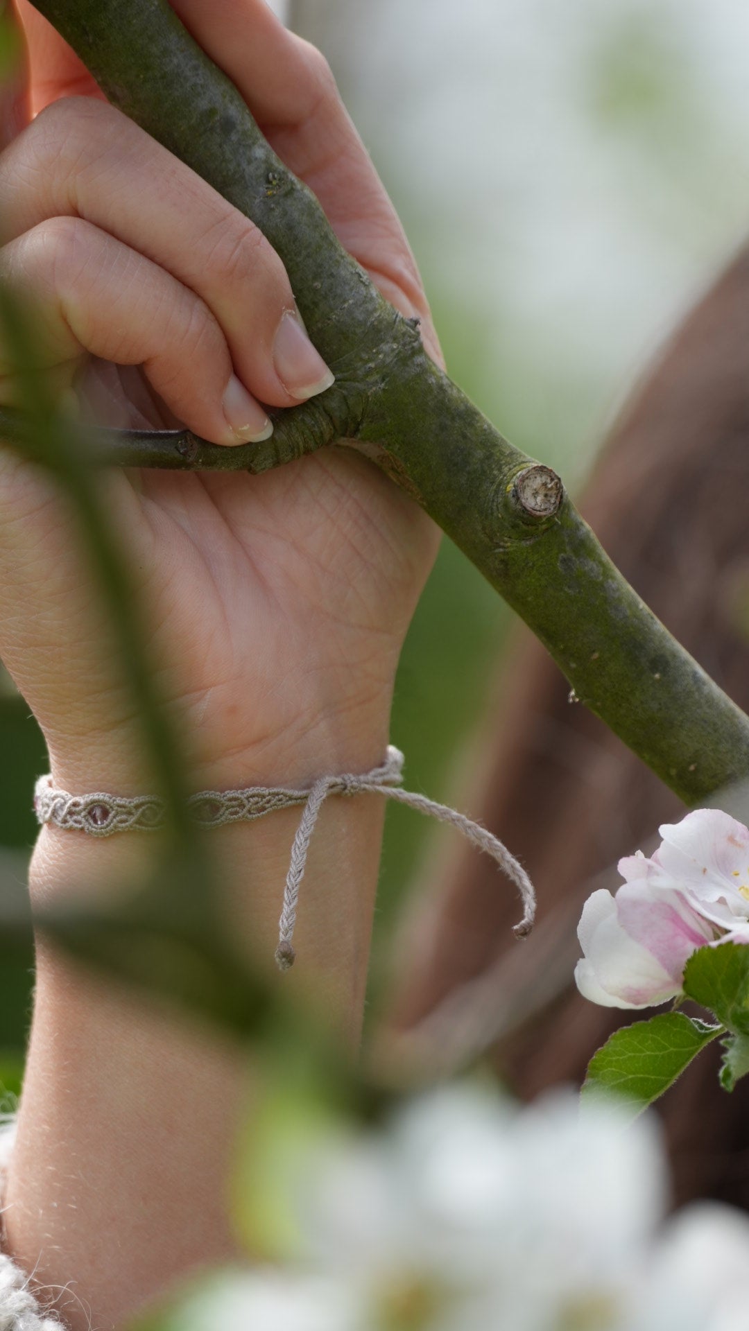 Bracelet minimaliste en quartz rose et perles de verre rose - Coton & Astrance