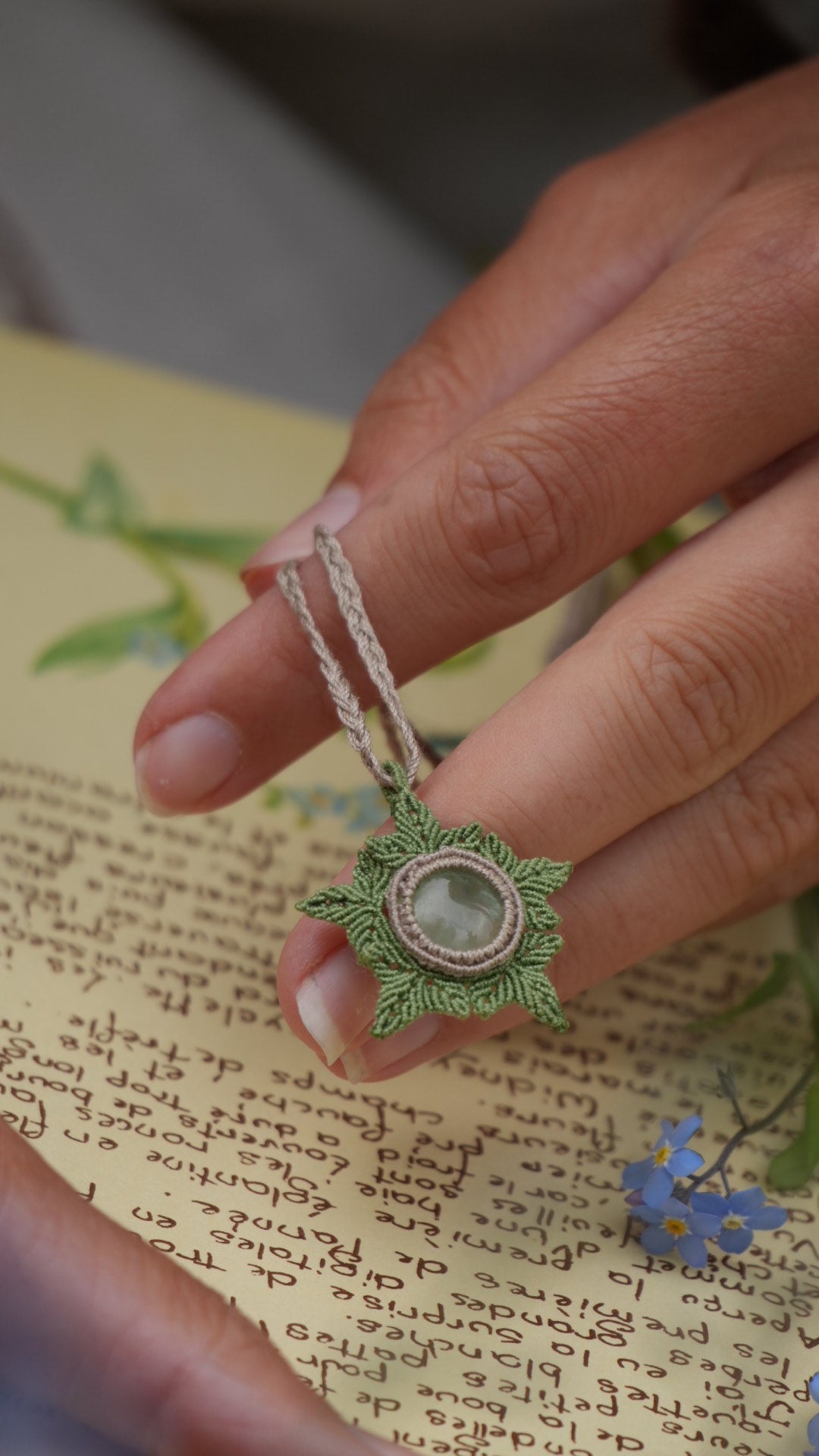 Pendentif elfique en micro macramé et phrénite verte - Coton & Astrance