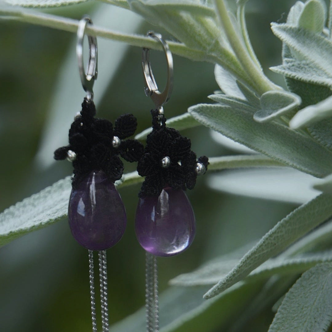 Boucles d’oreilles florales gothiques en micro macramé noir & améthyste - Coton & Astrance