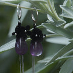 Boucles d’oreilles florales gothiques en micro macramé noir & améthyste - Coton & Astrance