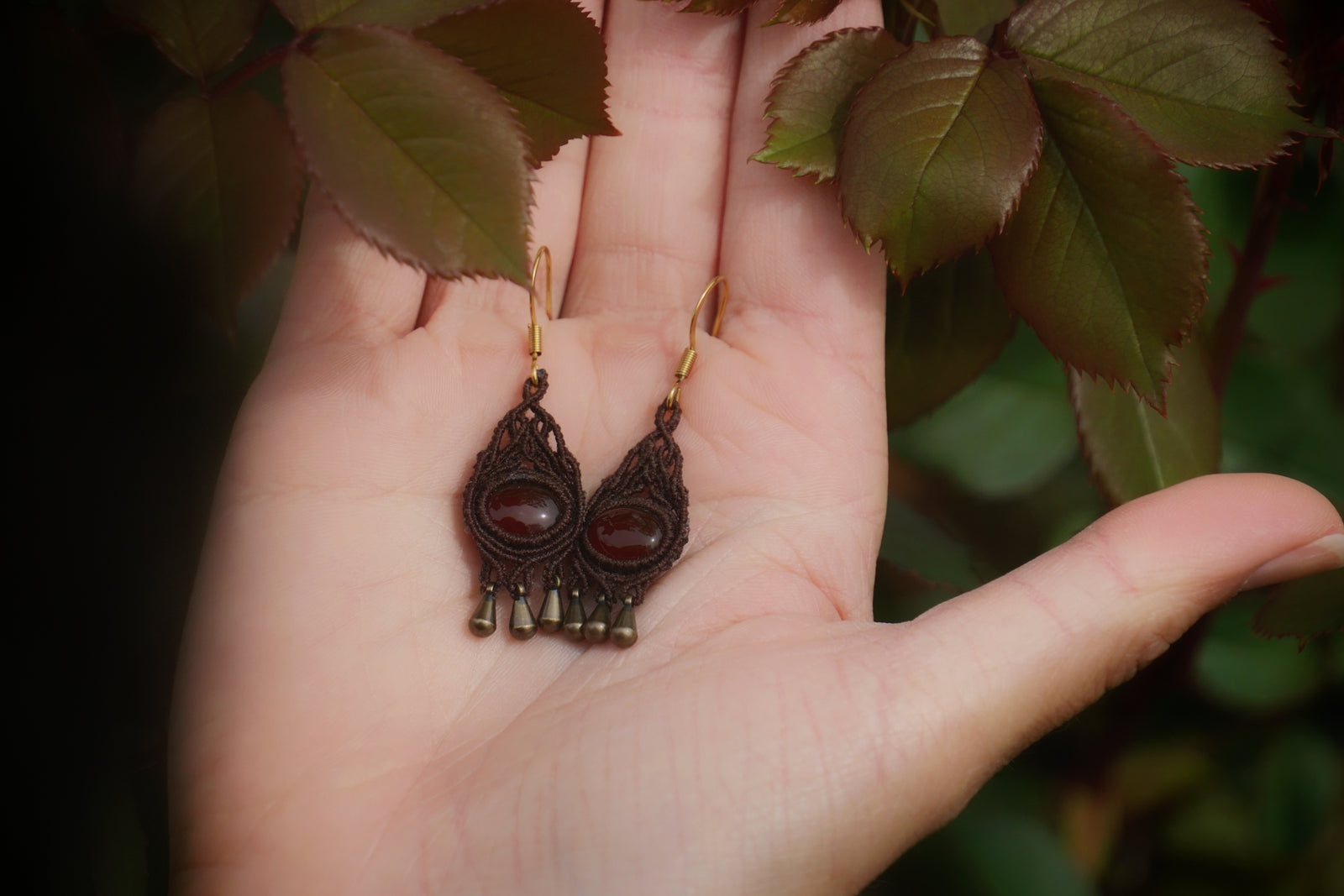 Boucles d’oreilles bohèmes en micro macramé marron et agate rouge cœur - Coton & Astrance